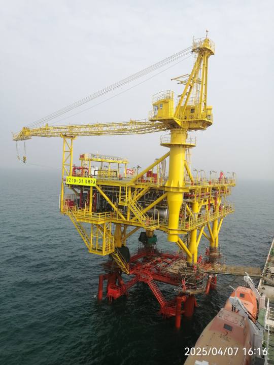 洛克石油潿洲10-3油田西區(qū)井口平臺海上安裝順利完工